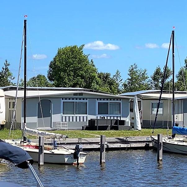 Tent aan het water